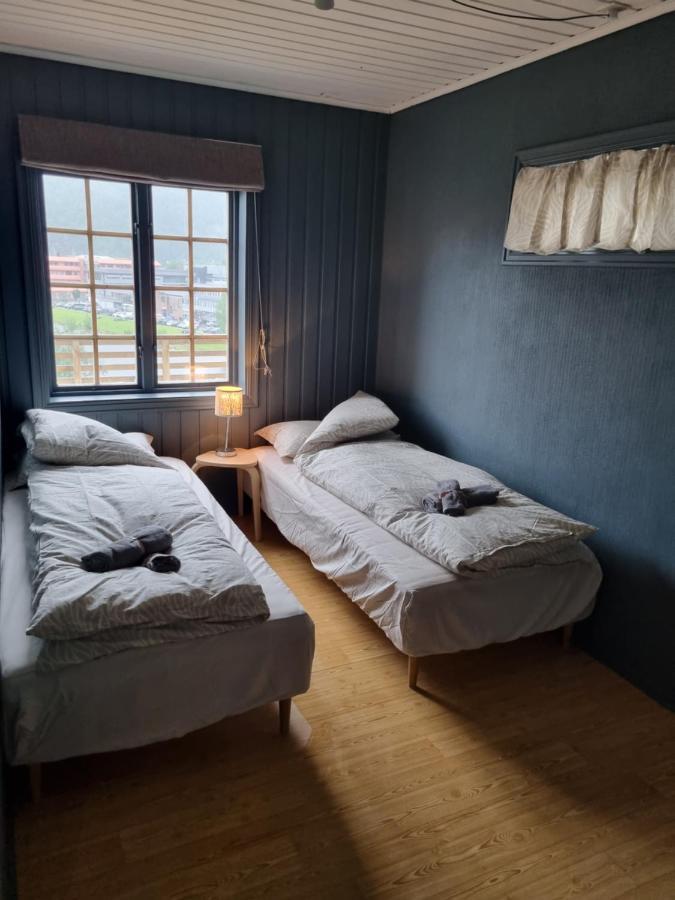 Stor Leilighet Med 4 Senger Sentralt I Forde Bagian luar foto